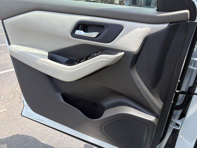 Photo of 2024 Everest White Pearl Nissan Rogue