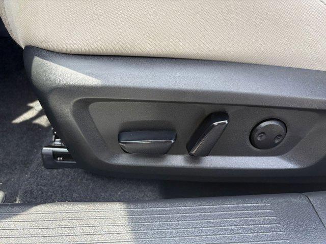 Photo of 2024 Everest White Pearl Nissan Rogue