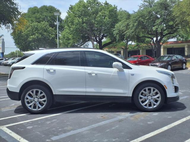 Photo of 2020 Crystal White Tricoat Cadillac XT5