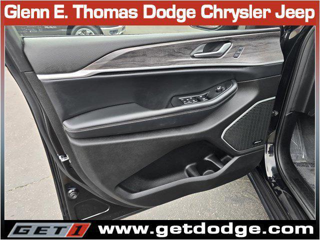 Photo of 2022 Diamond Black Crystal Pearlcoat Jeep Grand Cherokee
