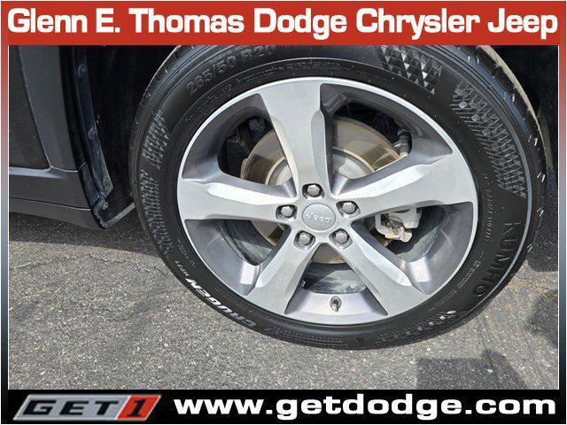 Photo of 2021 Diamond Black Crystal Pearlcoat Jeep Grand Cherokee L