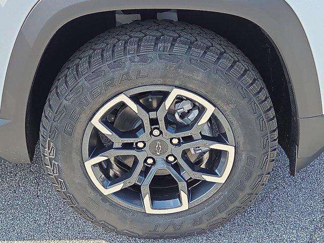 Photo of 2026 Polar White Tricoat Chevrolet Equinox