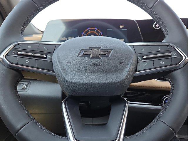 Photo of 2026 Polar White Tricoat Chevrolet Equinox