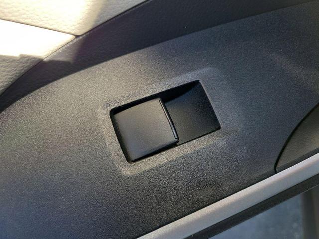 Photo of 2021 Super White Toyota RAV4