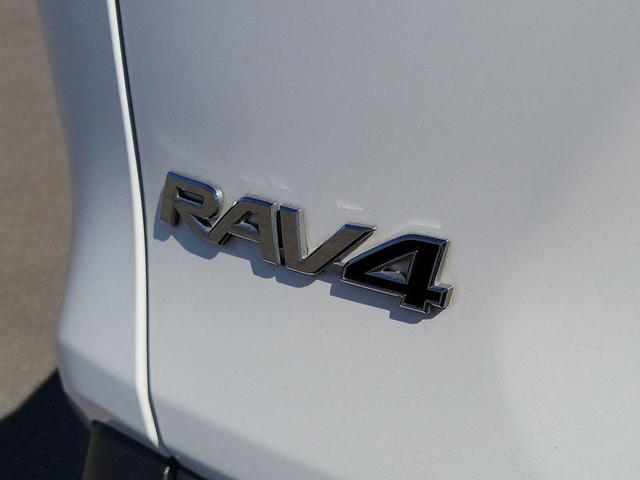 Photo of 2021 Super White Toyota RAV4