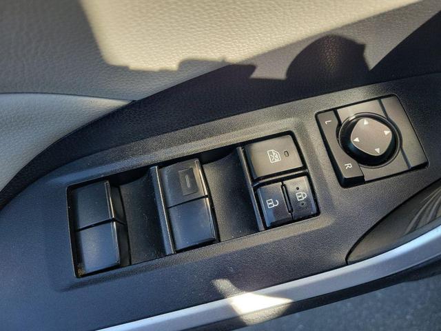 Photo of 2021 Super White Toyota RAV4