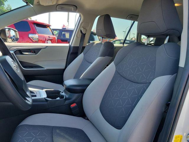 Photo of 2021 Super White Toyota RAV4