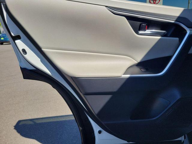 Photo of 2021 Super White Toyota RAV4