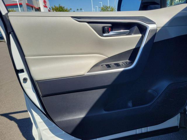 Photo of 2021 Super White Toyota RAV4