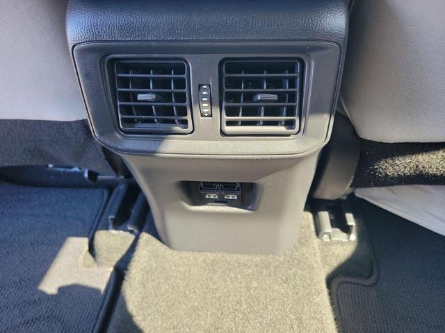 Photo of 2021 Super White Toyota RAV4