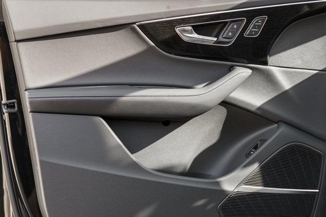 Photo of 2025 MYTHOS BLACK Audi Q7