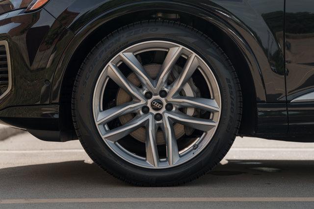 Photo of 2025 MYTHOS BLACK Audi Q7