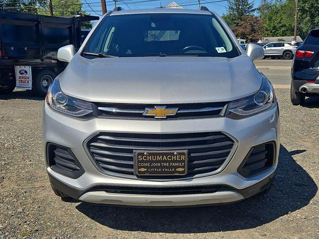 Photo of 2022 Silver Ice Metallic Chevrolet Trax