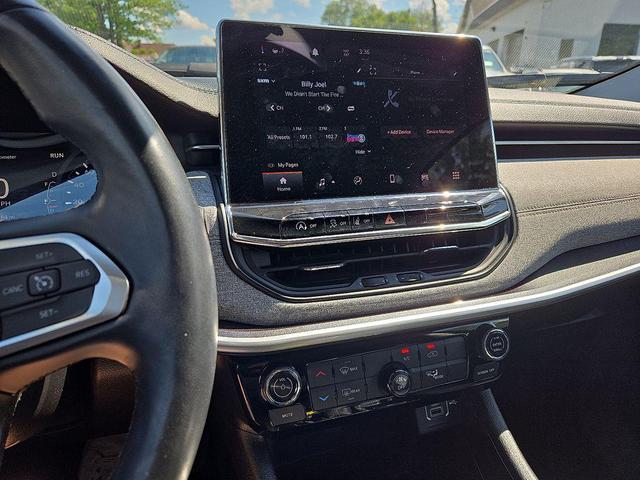 Photo of 2022 Diamond Black Crystal Pearlcoat Jeep Compass