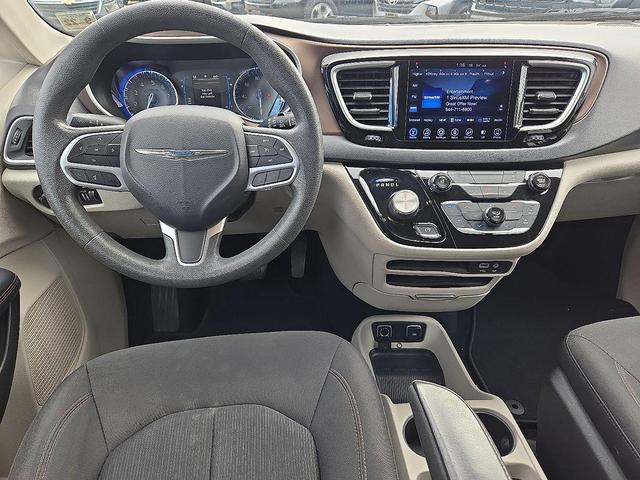 Photo of 2017 Bright White Clearcoat Chrysler Pacifica