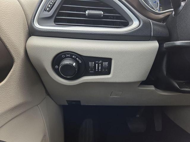 Photo of 2017 Bright White Clearcoat Chrysler Pacifica