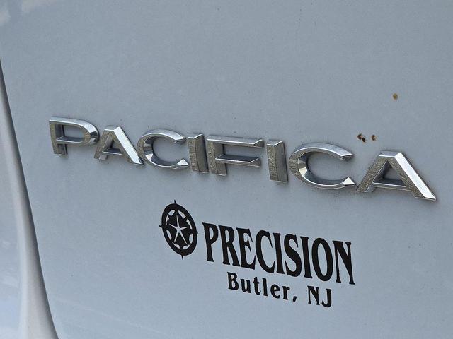 Photo of 2017 Bright White Clearcoat Chrysler Pacifica