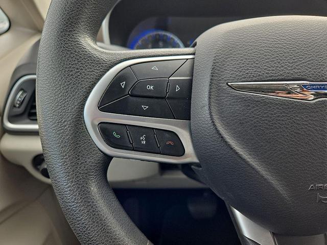 Photo of 2017 Bright White Clearcoat Chrysler Pacifica