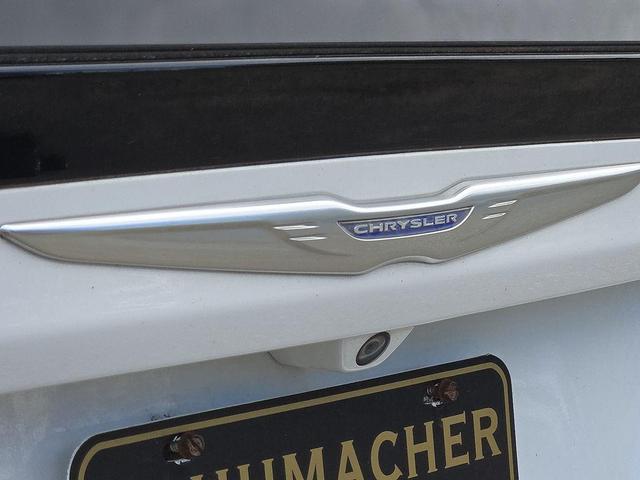 Photo of 2017 Bright White Clearcoat Chrysler Pacifica