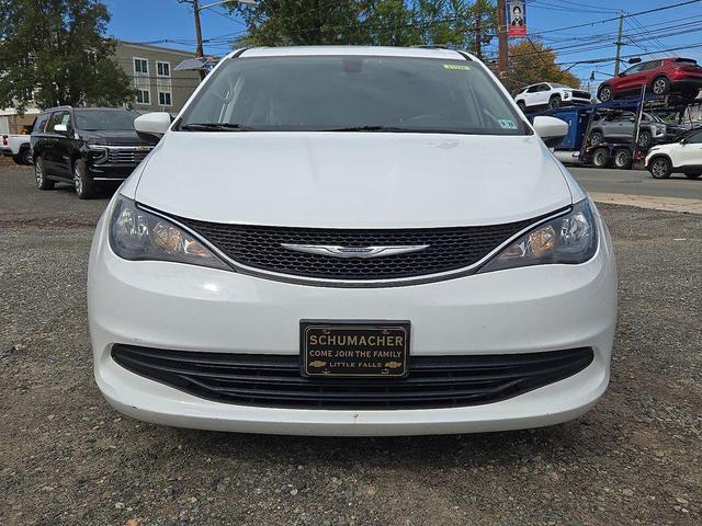 Photo of 2017 Bright White Clearcoat Chrysler Pacifica