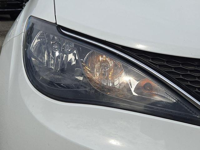 Photo of 2017 Bright White Clearcoat Chrysler Pacifica