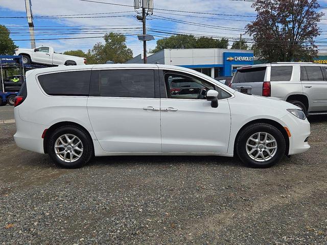 Photo of 2017 Bright White Clearcoat Chrysler Pacifica