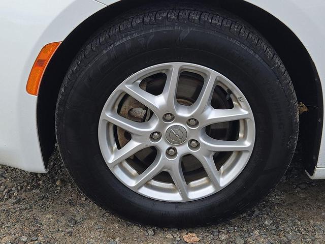 Photo of 2017 Bright White Clearcoat Chrysler Pacifica