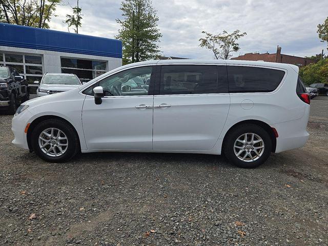 Photo of 2017 Bright White Clearcoat Chrysler Pacifica
