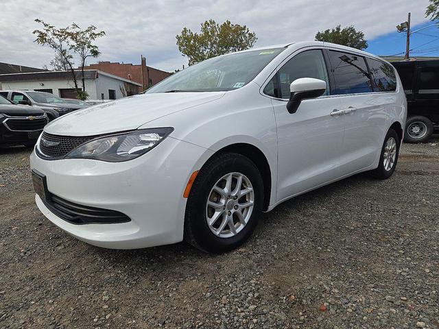 Photo of 2017 Bright White Clearcoat Chrysler Pacifica