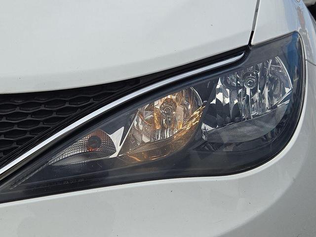 Photo of 2017 Bright White Clearcoat Chrysler Pacifica