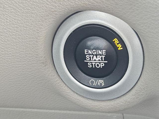 Photo of 2017 Bright White Clearcoat Chrysler Pacifica