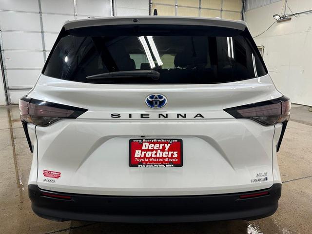 Photo of 2024 Ice Cap Toyota Sienna