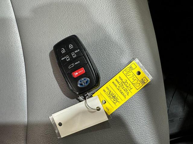 Photo of 2024 Ice Cap Toyota Sienna