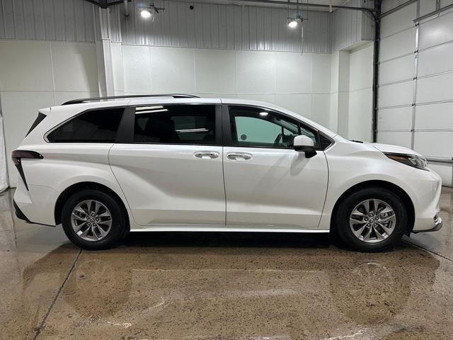 Photo of 2024 Ice Cap Toyota Sienna