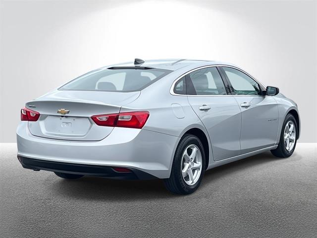 Photo of 2017 Silver Ice Metallic Chevrolet Malibu