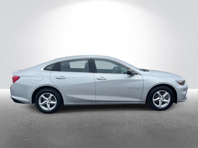 Photo of 2017 Silver Ice Metallic Chevrolet Malibu