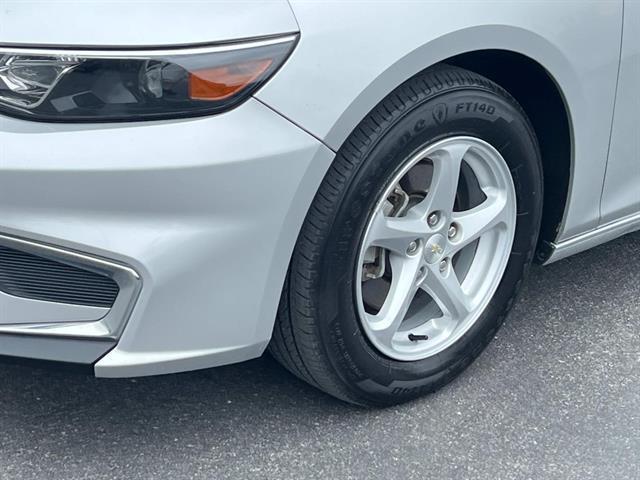 Photo of 2017 Silver Ice Metallic Chevrolet Malibu