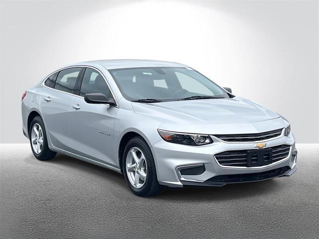 Photo of 2017 Silver Ice Metallic Chevrolet Malibu
