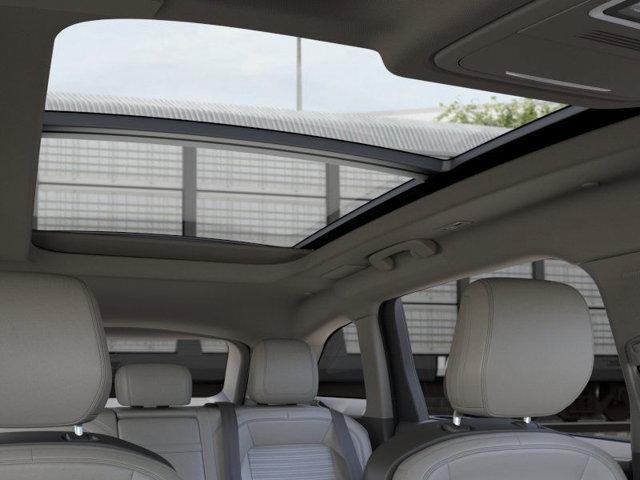 Photo of 2025 White Platinum Tri-Coat Metallic Lincoln Nautilus