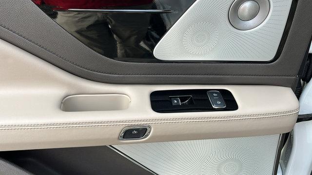 Photo of 2021 Pristine White Lincoln Aviator