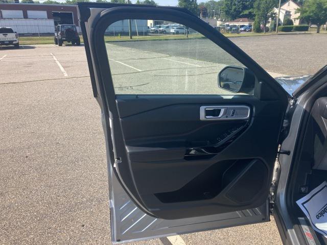Photo of 2023 Iconic Silver Metallic Ford Explorer