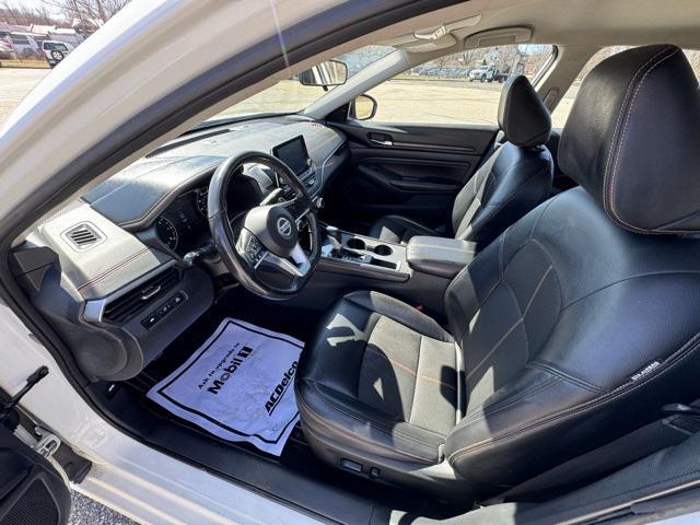 Photo of 2022 Glacier White Nissan Altima