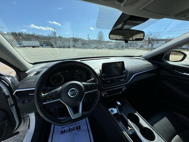 Photo of 2022 Glacier White Nissan Altima
