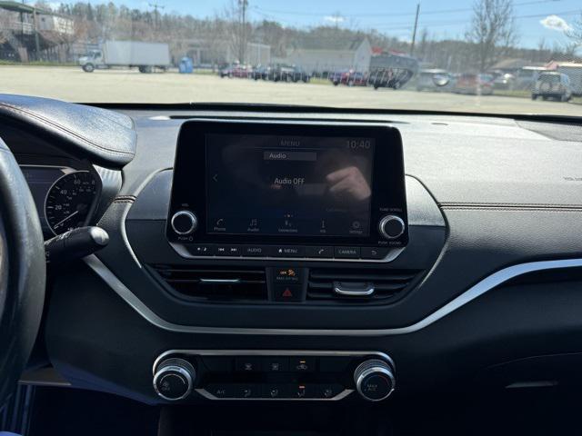 Photo of 2022 Glacier White Nissan Altima