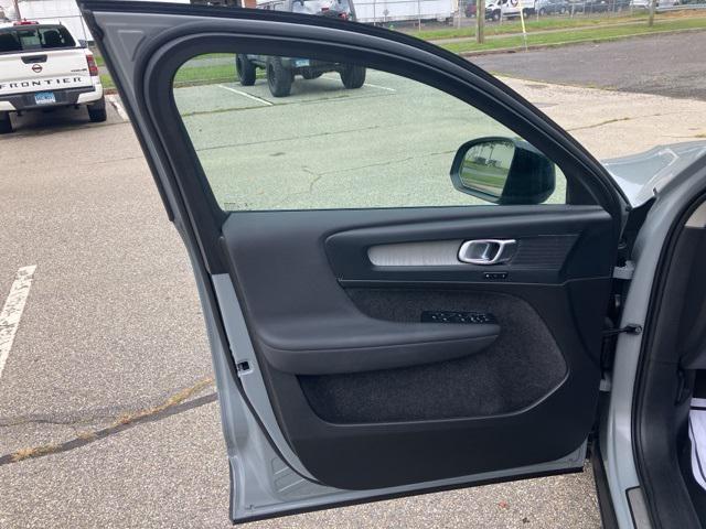 Photo of 2024 Gray Volvo XC40