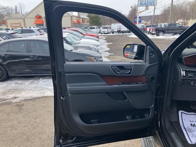 Photo of 2022 Black Metallic Lincoln Navigator