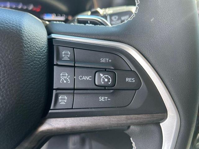 Photo of 2023 Bright White Clearcoat Jeep Grand Cherokee