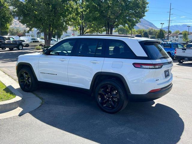 Photo of 2023 Bright White Clearcoat Jeep Grand Cherokee