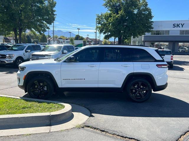 Photo of 2023 Bright White Clearcoat Jeep Grand Cherokee