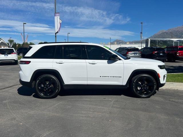 Photo of 2023 Bright White Clearcoat Jeep Grand Cherokee